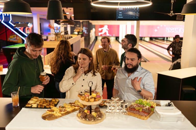 Groupe d’amis partageant un repas convivial dans l’espace bowling du Métro Bowling Lille